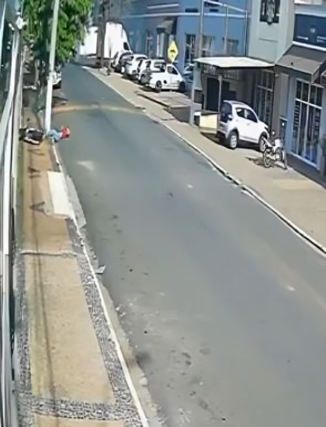 Motociclista muere tras chocar con poste; quería tomarse foto
