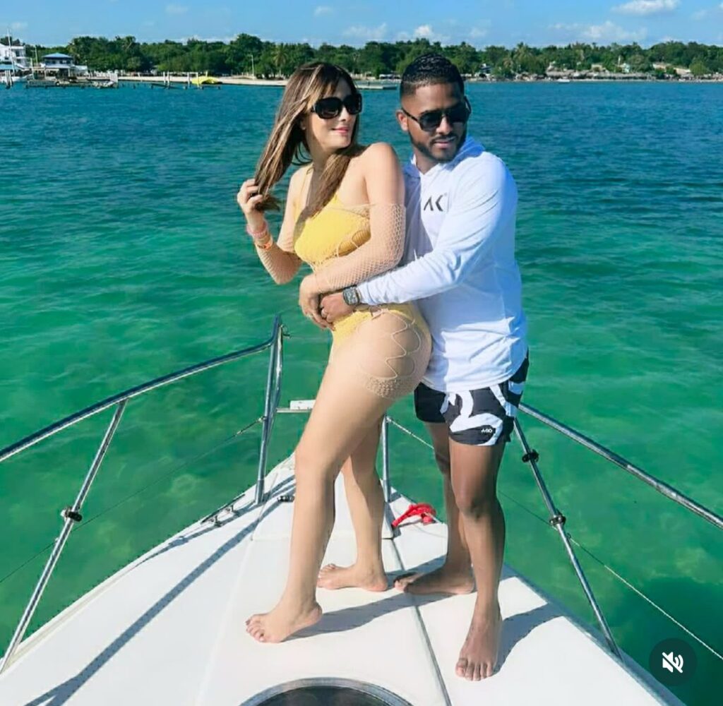 Mujer que besó a Romeo Santos regresó con pareja