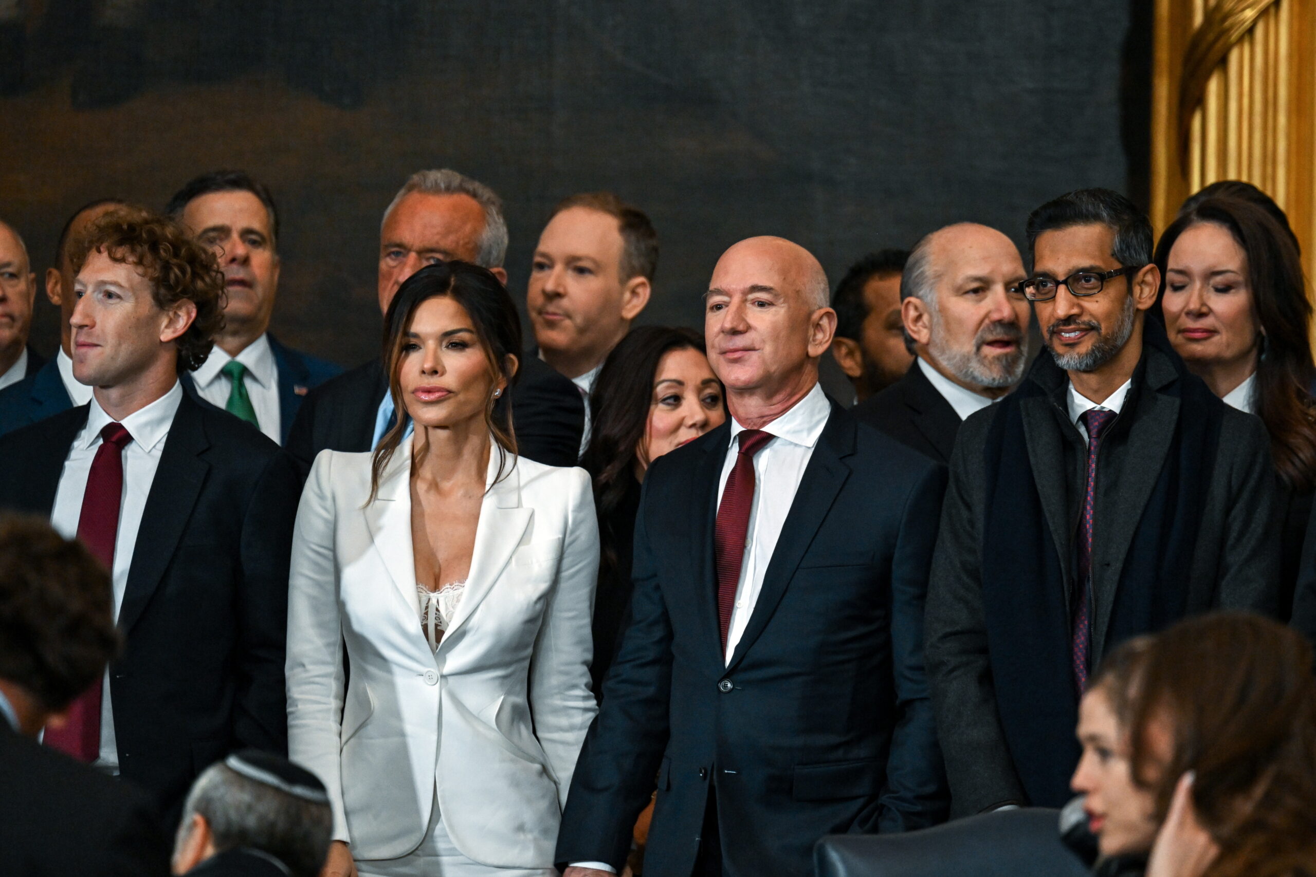 Look de la prometida de Jeff Bezos en protesta de Trump