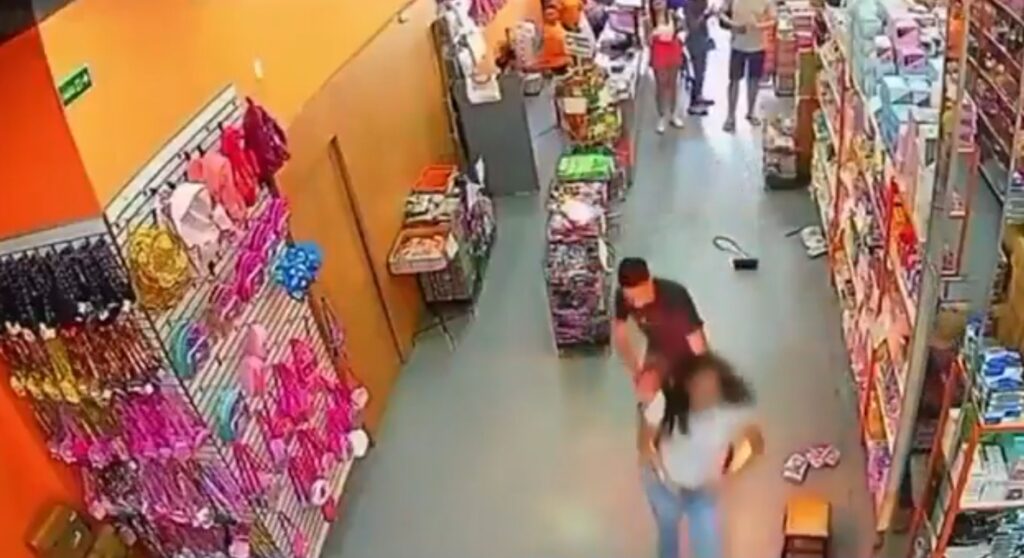 Celular explota en bolsa de pantalón de mujer