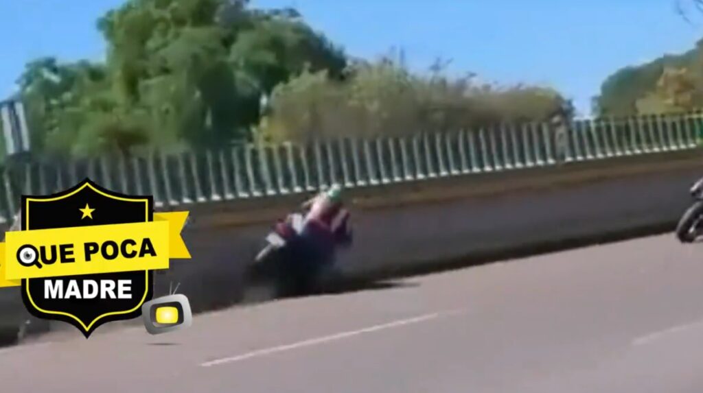 Motociclista sufre accidente tras chocar contra muro de autopista
