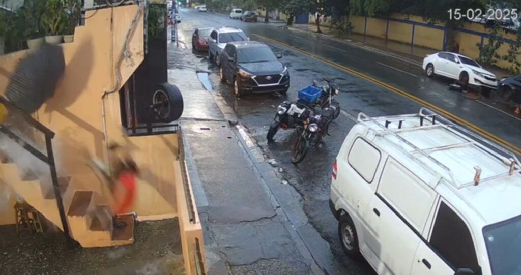 Mujer cae de escaleras