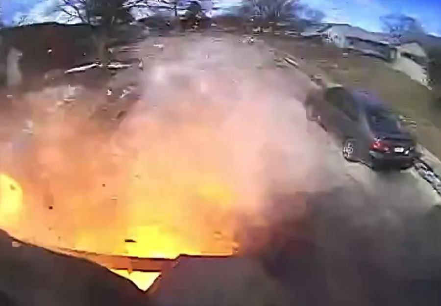 Tanque de oxígeno explota dentro de camión de basura