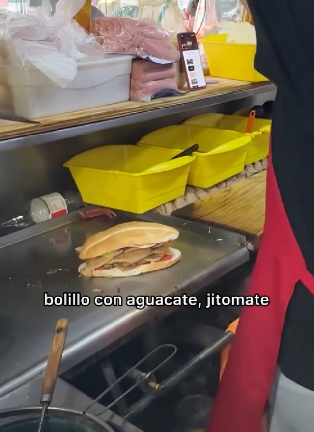 Mujer alemana prueba por primera vez la torta alemana