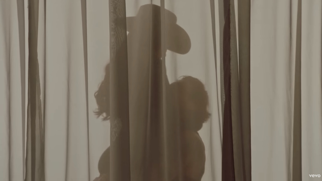 Ángela y Nodal protagonizan apasionada escena en El Amigo