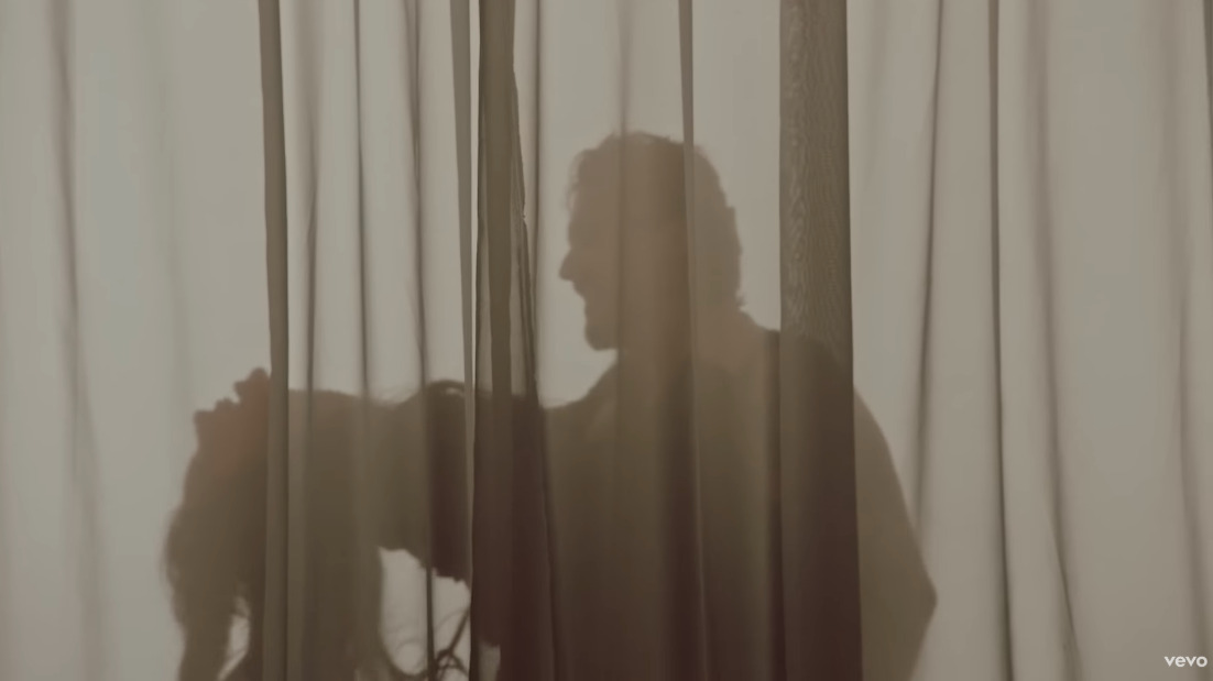Ángela y Nodal protagonizan apasionada escena en El Amigo
