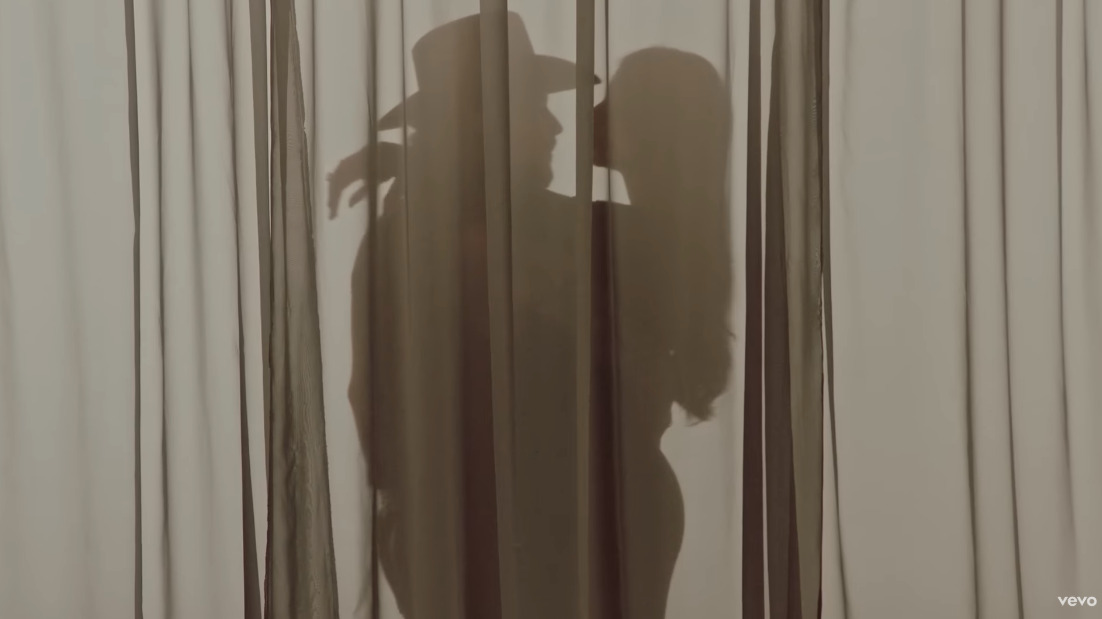 Ángela y Nodal protagonizan apasionada escena en El Amigo