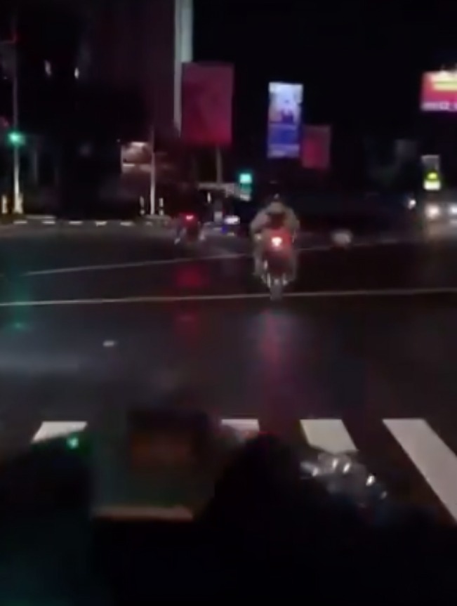 Auto arrolla a motociclista