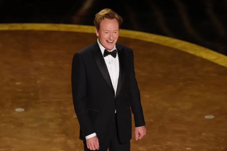 Conan O'Brien hace broma a Karla Sofía Gascón en los Premios Oscar