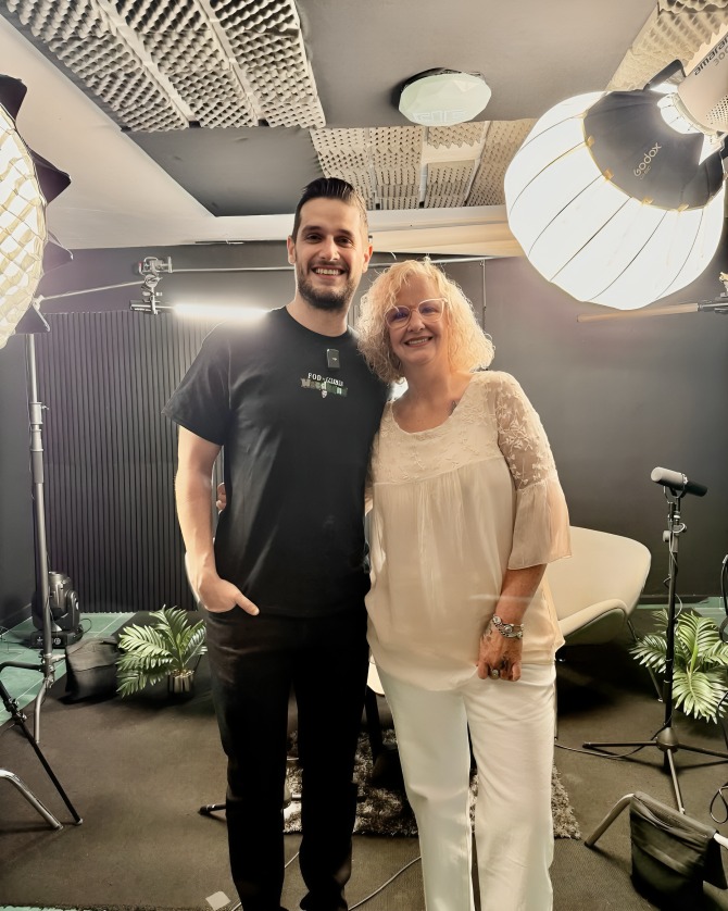 Gala Montes dedica cancióna su mamá tras entrevista con Adrián Marcelo