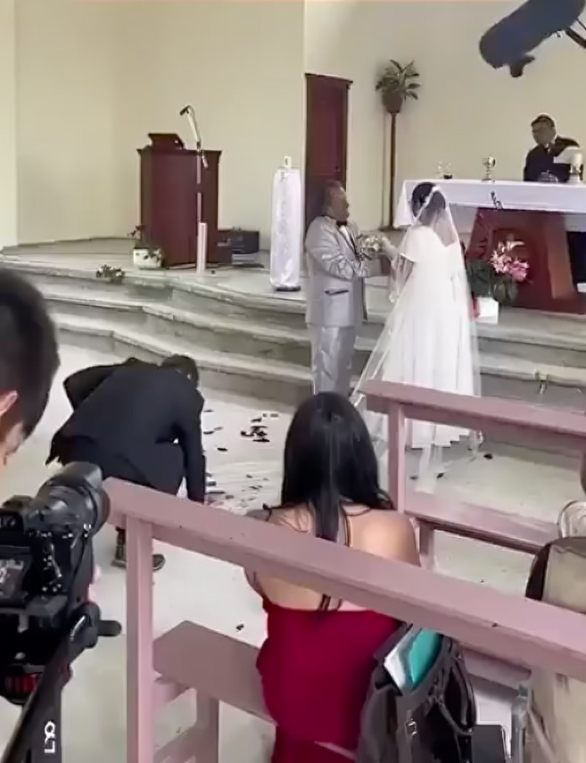 Hijo celoso quema vestido de novia de su madrastra