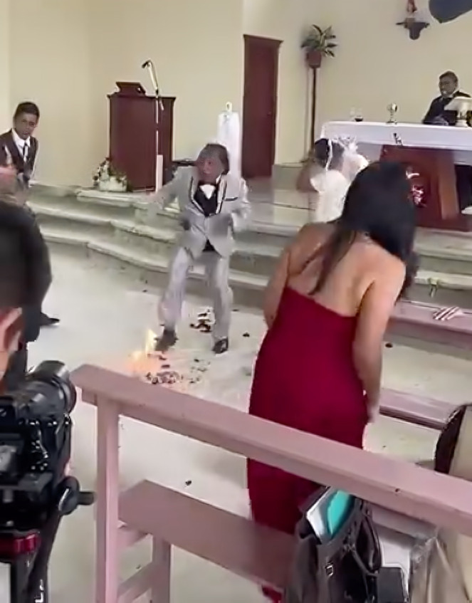 Hijo celoso quema vestido de novia de su madrastra