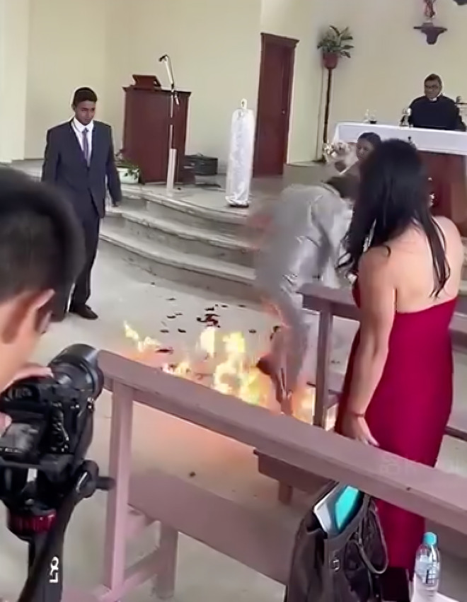 Hijo celoso quema vestido de novia de su madrastra