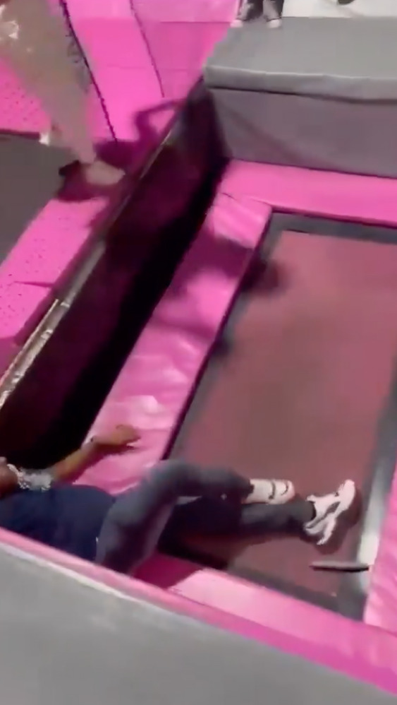 Hombre sufre grave fractura en trampolín