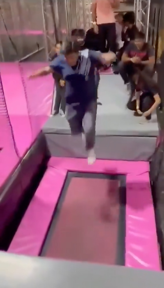 Hombre sufre grave fractura en trampolín