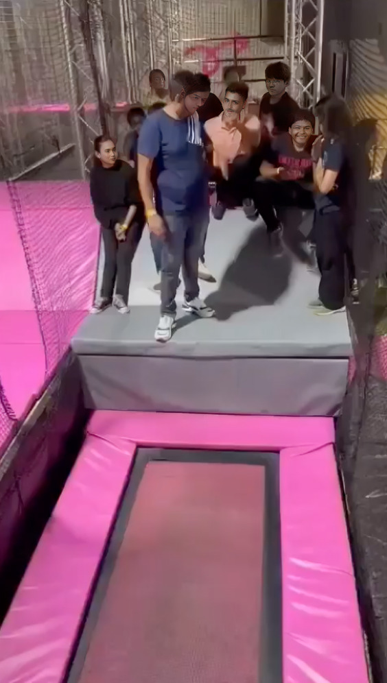Hombre se rompe la pierna al saltar en un trampolín