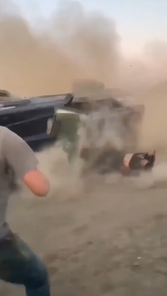 Joven quedó aplastado abajo de camioneta