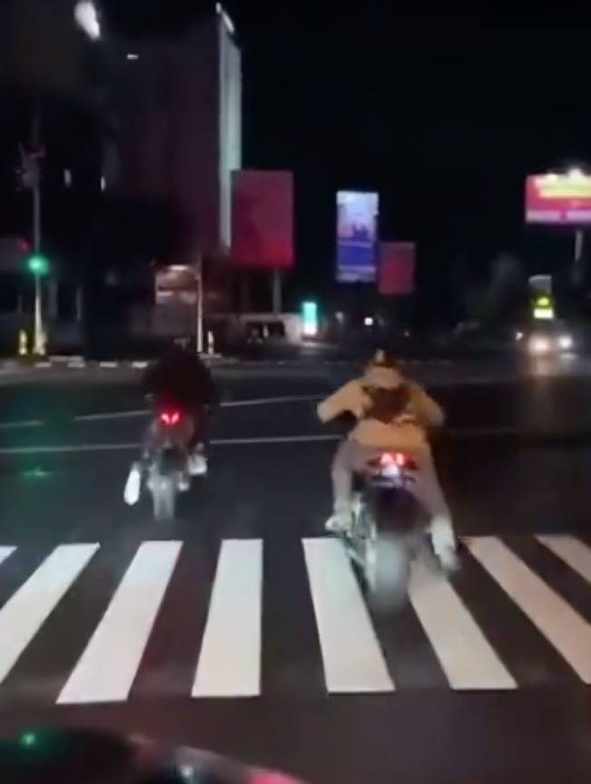 Moto arranca a velocidad