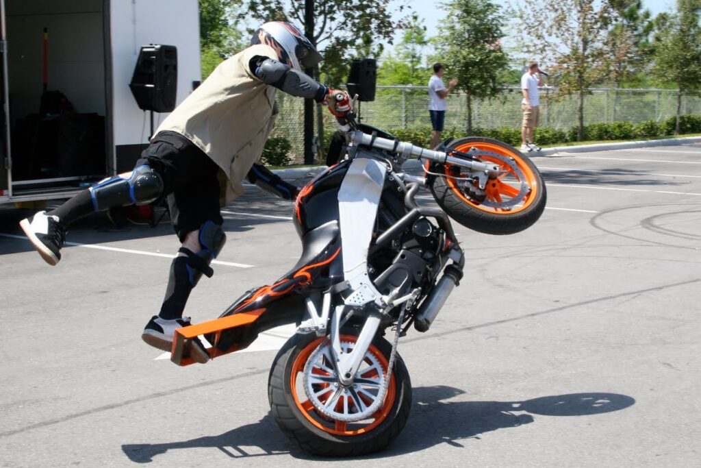 Moto choca contra otra por hacer caballito