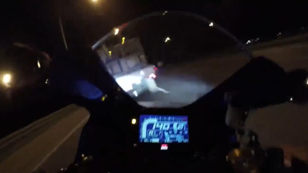 Motociclista choca contra camioneta a exceso de velocidad