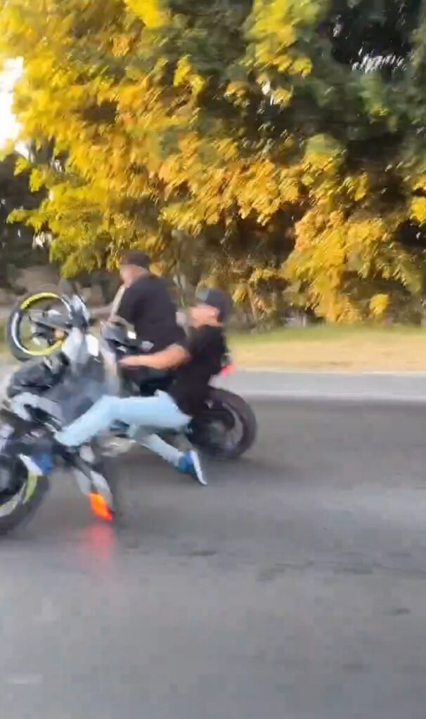 Motociclista choca contra moto por hacer caballito
