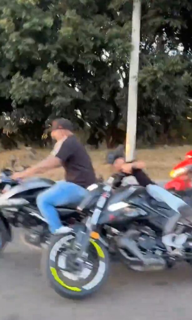 Motociclista choca su moto contra otra 