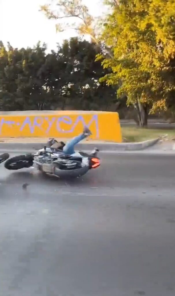 Motos chocan  por imprudencia de conductor