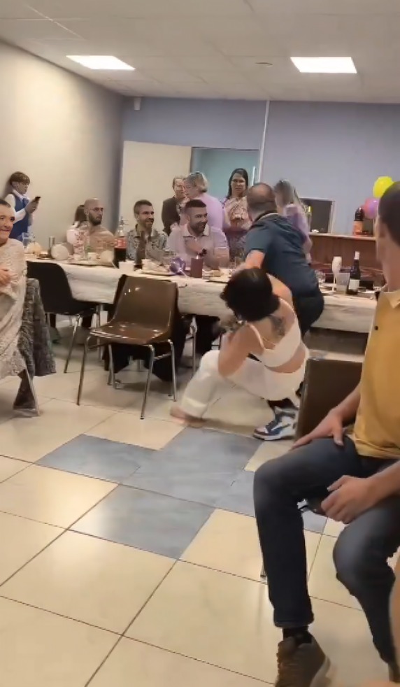 Mujer tumba a hombre en fiesta de Baby Shower