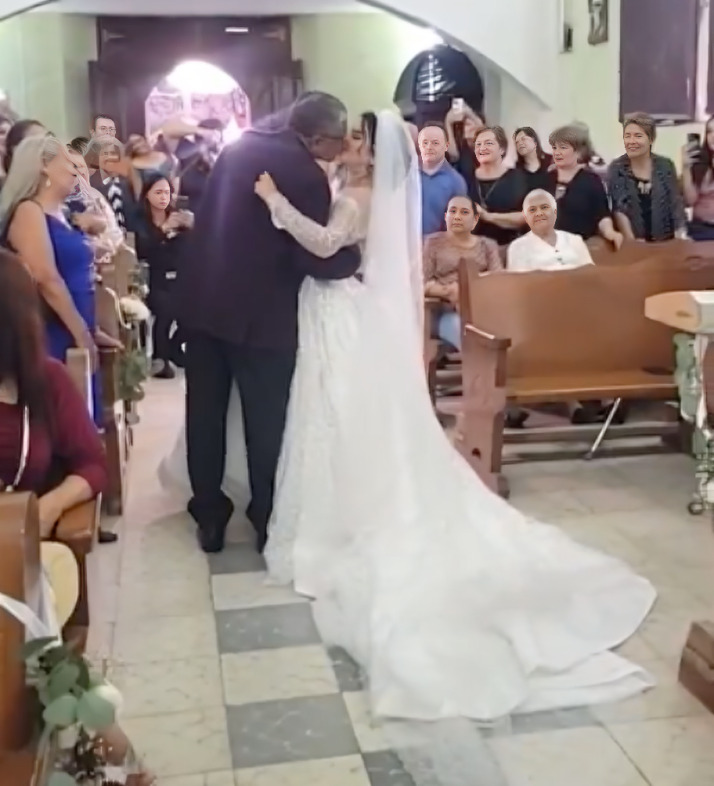 Recién casados generan revuelo por diferencia de edad