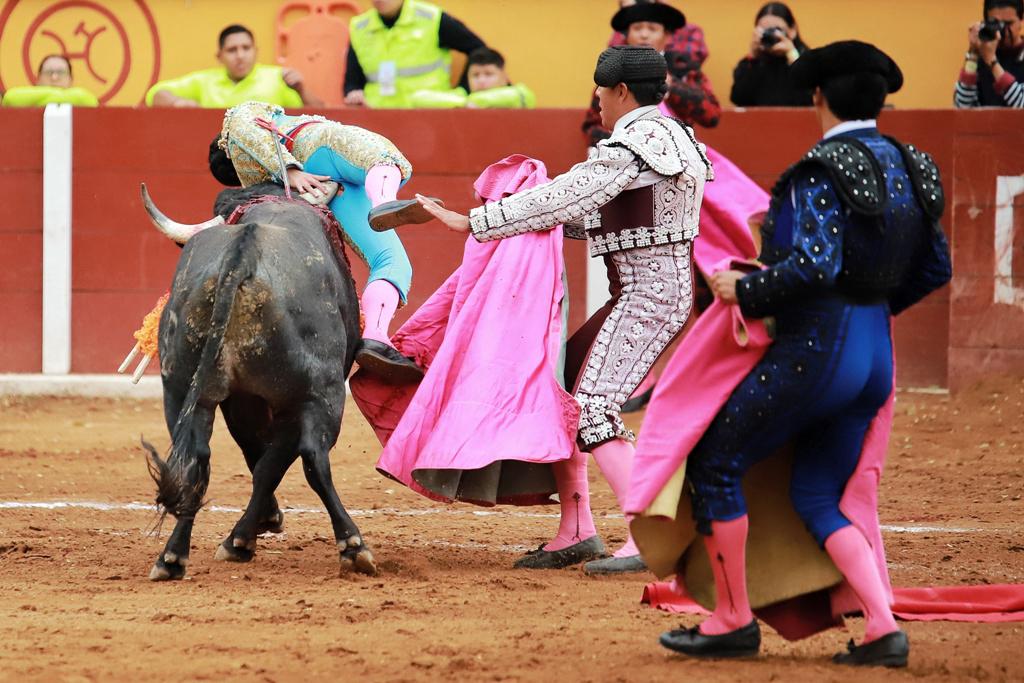 Toro hiere en zona rectal a Emilio Macías 