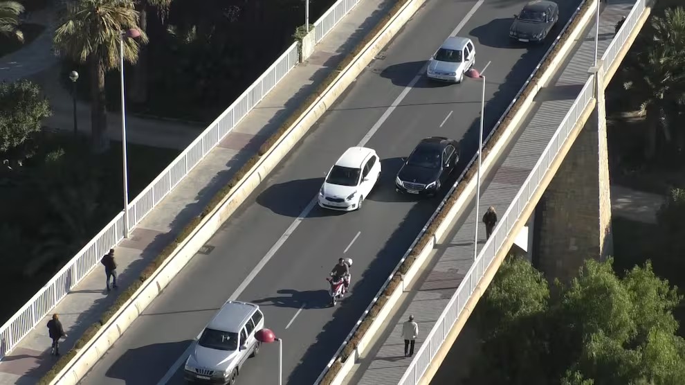 Video de motociclistas chocando por maniobra de caballito 