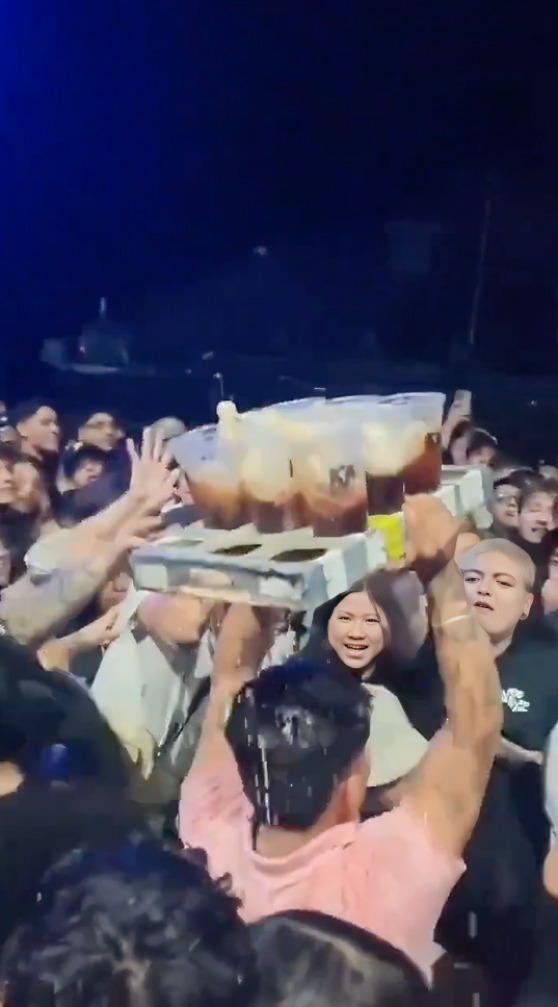 Tiran mercancía a vendedor de cervezas en concierto