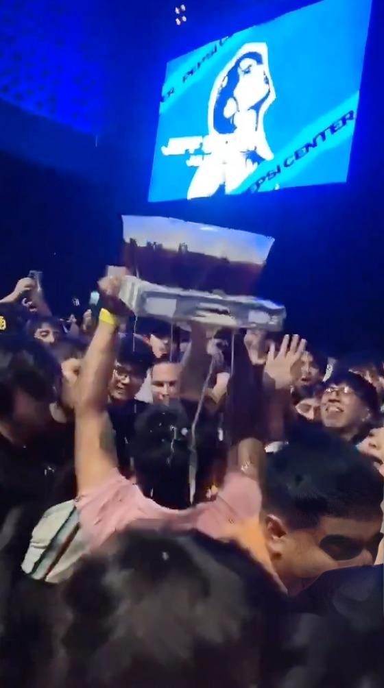 Vendedor de cervezas en concierto