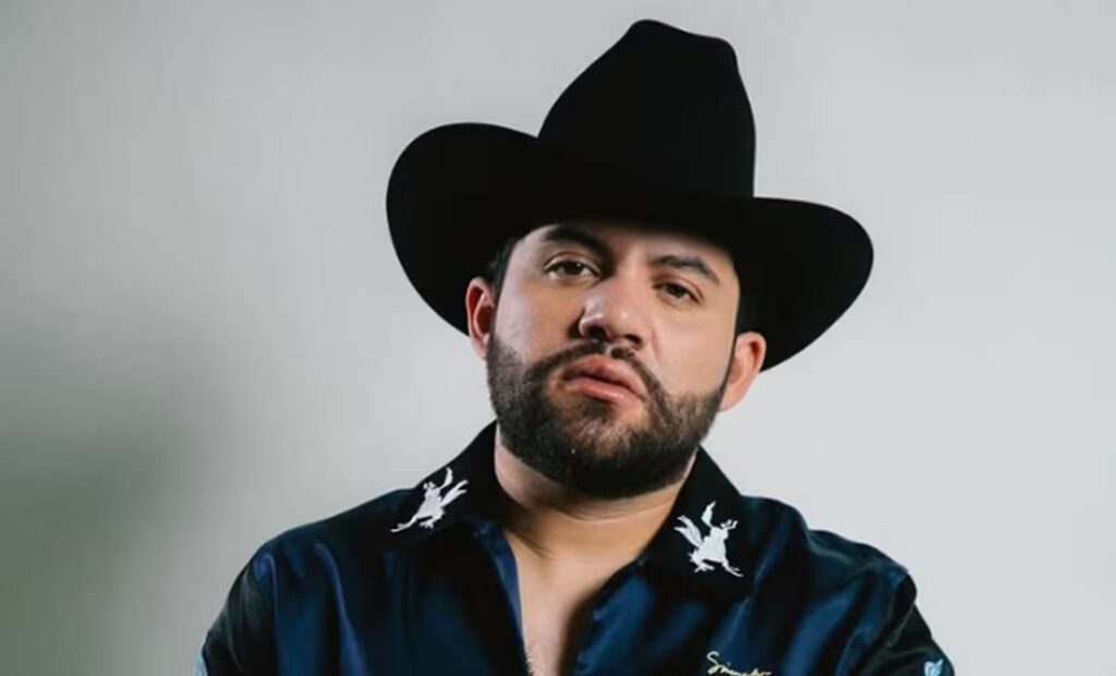 Abucehan a Luis R- Conriquez por no cantar narcocorridso