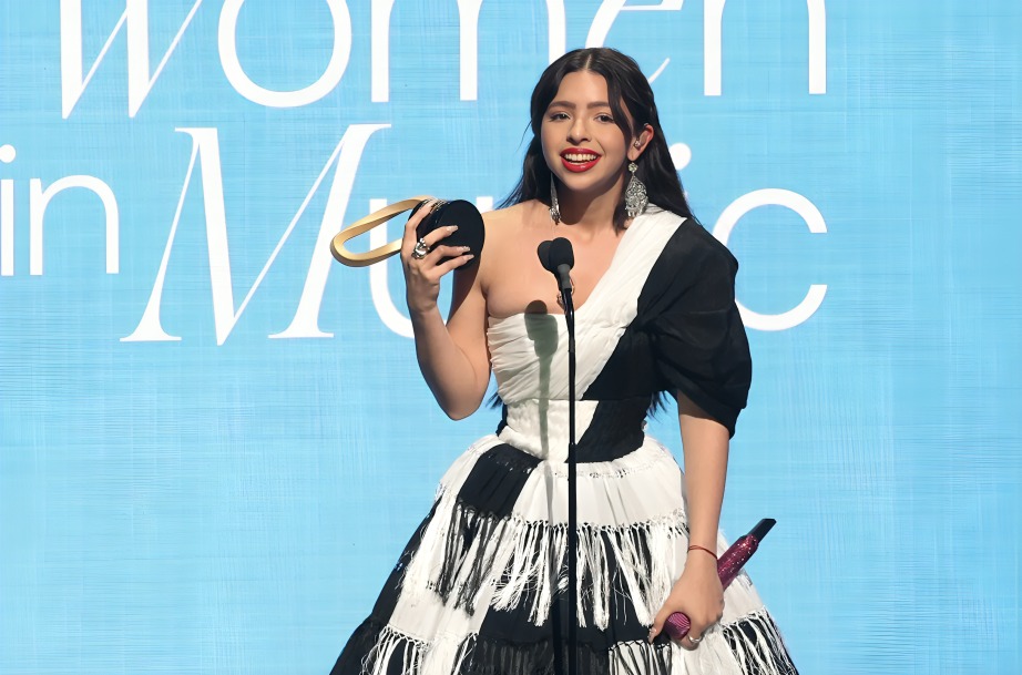 Ángela Aguilar llora en Billboard mujeres en la música