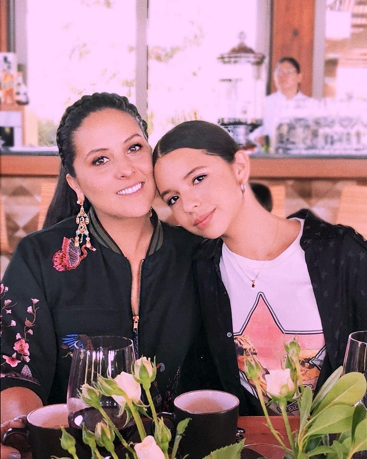 Ángela Aguilar revela que todo lo aprendió de su mamá