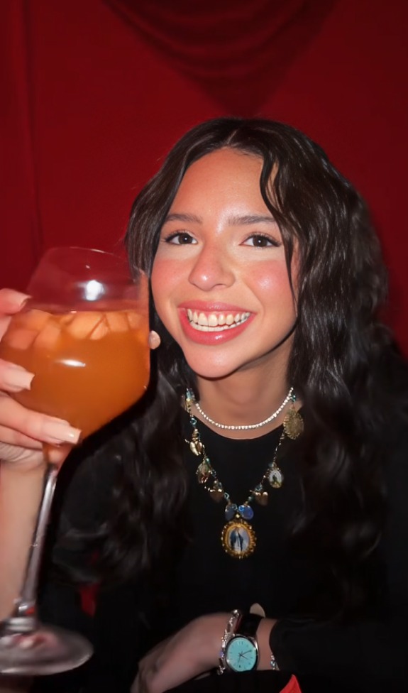Ángela Aguilar y Kunno hacen dinámica de contar tragos