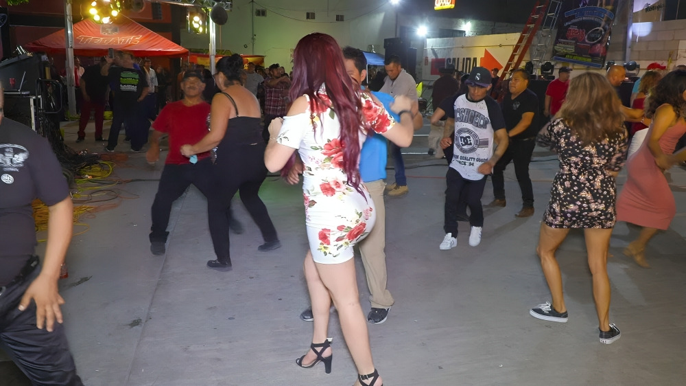 Bebé muere aplastado por mujer resbaló mientras bailaba