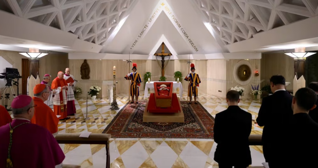 ¿Cómo es el interior del velatorio donde está el cuerpo del papa?
