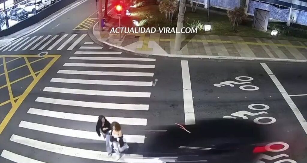 Conducto arrolla a dos mujeres en calle de Brasil