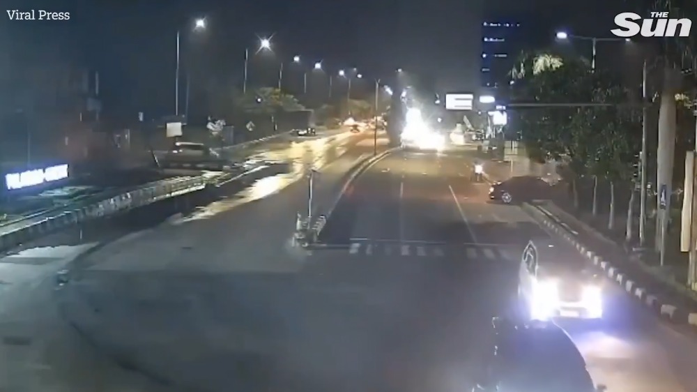 Conductor cae con coche desde puente de Indonesia