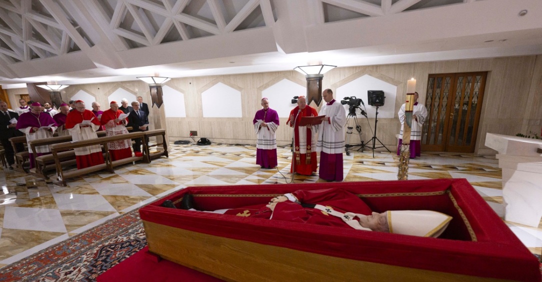 Difunden fotos del papa Francisco en su féretro