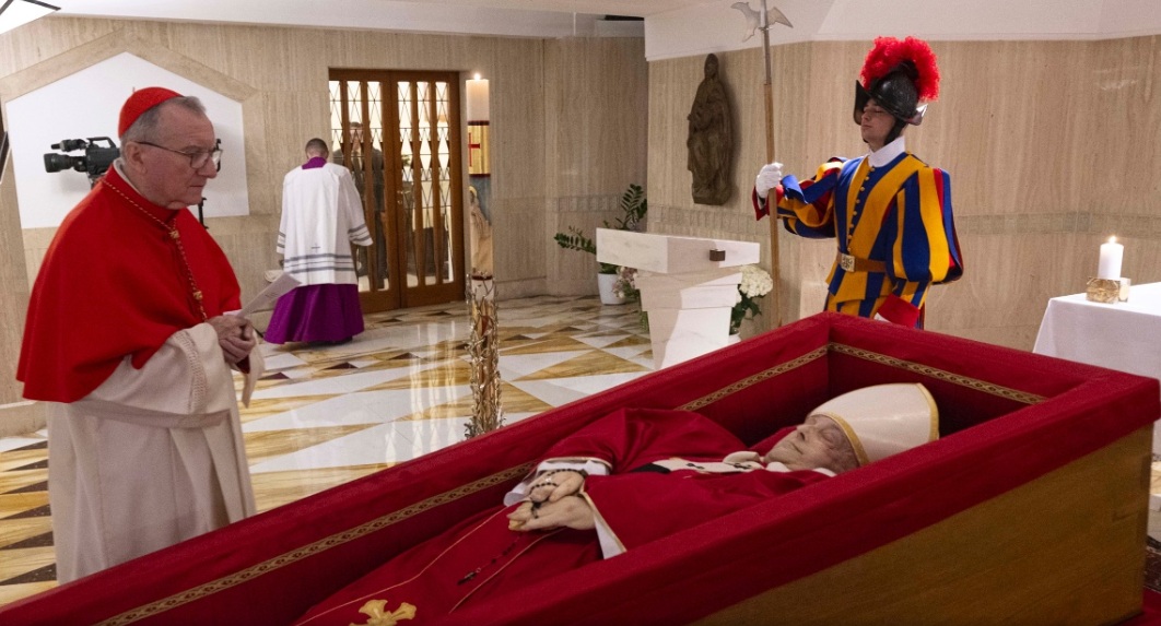 Difunden fotos del papa Francisco en féretro