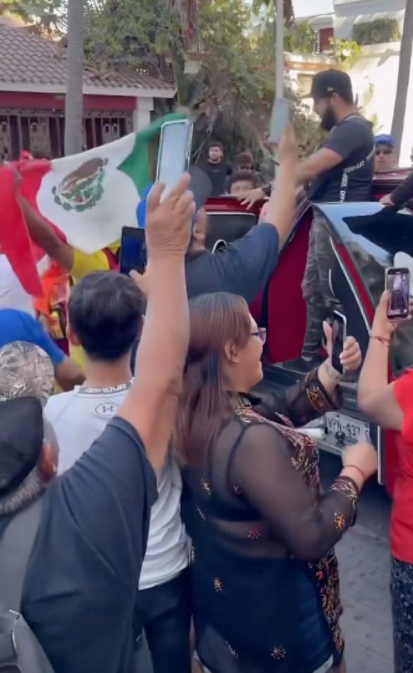 Ciudadanos hacen picnic afuera de la casa del gringo