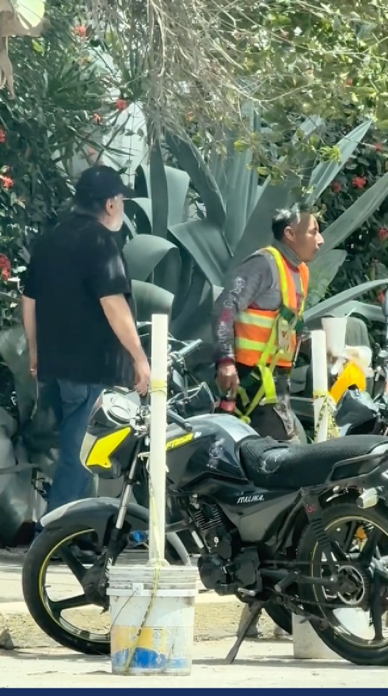 Gringo corre a albañil por comer afuera de su casa en Mazatlán