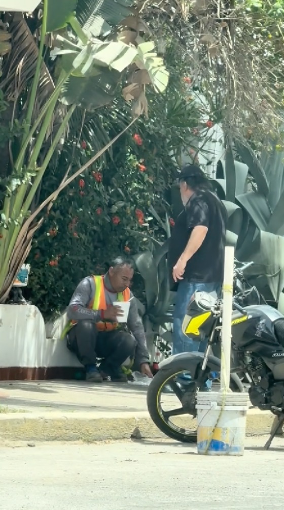 Gringo corre a albañil que comía afuera de su casa