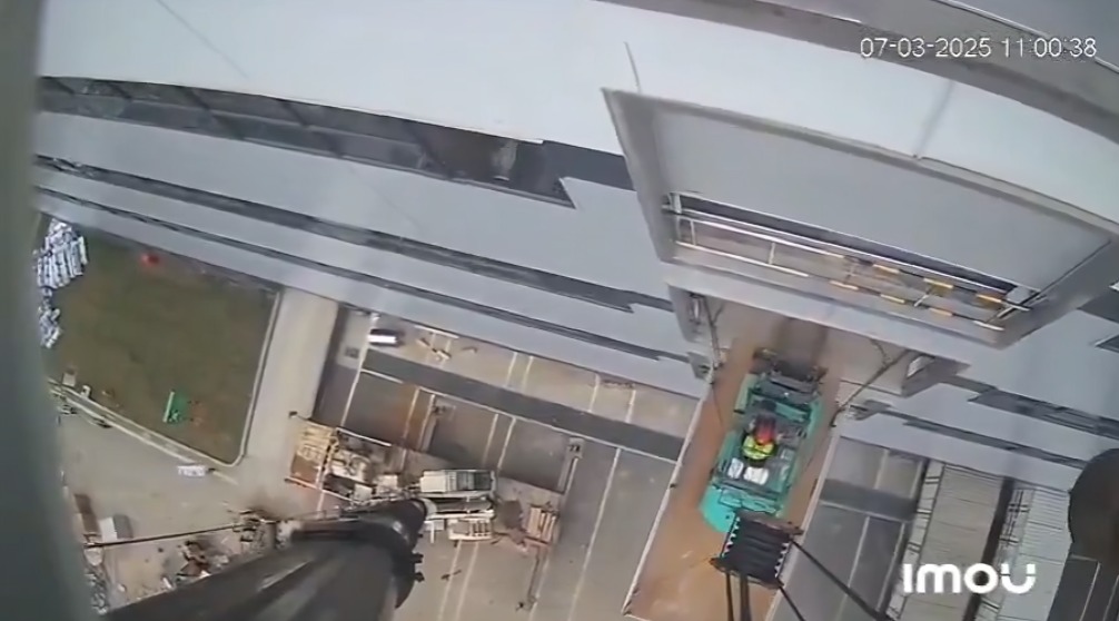 Hombre con montacargas cae desde las alturas