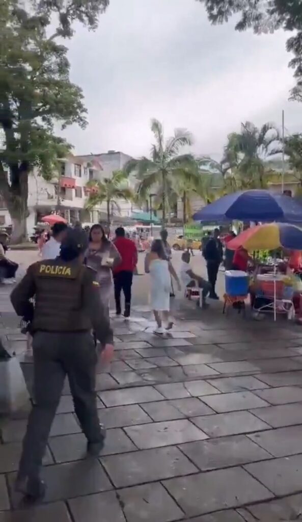 Hombre descubre a mujer engañándolo