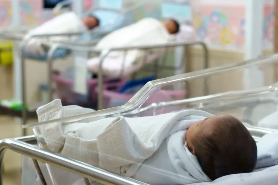 Hispital intercambia a bebés tras negligencia