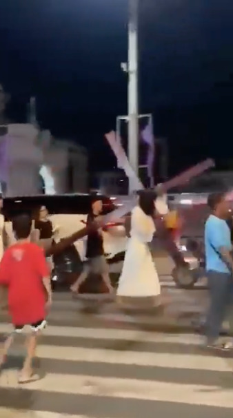 Jesús lanza patada voladora a joven en Viacrucis